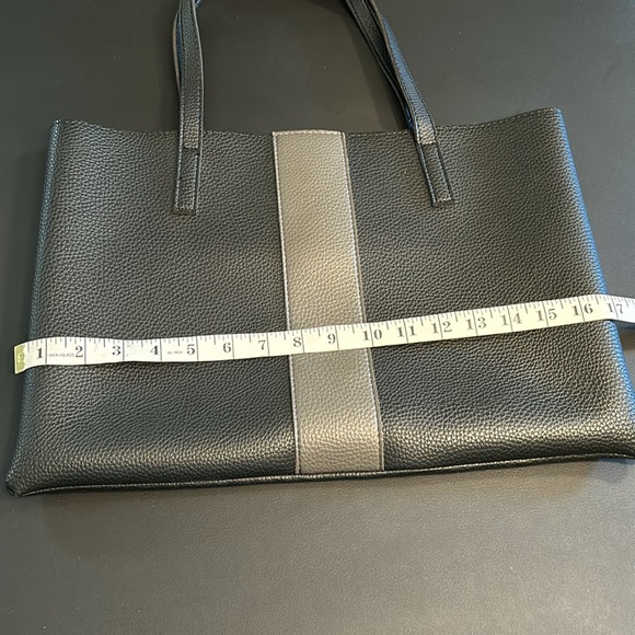 Vince Camuto shoulder bag. - Picture 4 of 6